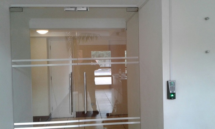 Puerta doble de vidrio con control de acceso biométrico para oficinas